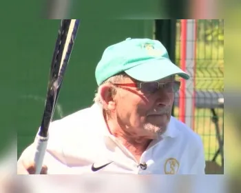 Boa forma de um jogador de tênis de 93 anos