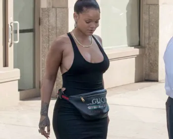 Sem sutiã, Rihanna escolhe vestido ousado e pochete grifada para passeio