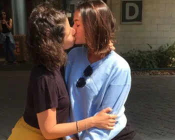 Bruna Marquezine dá beijo na boca em Flora Diegues em protesto