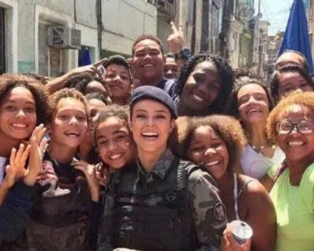Paolla Oliveira posa com fãs nos bastidores de 'A Força do Querer'
