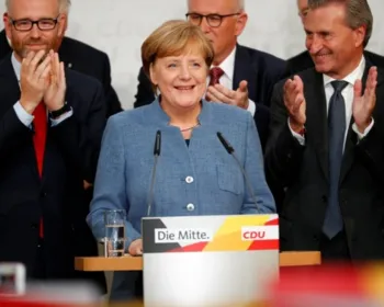 "Formaremos um novo governo", diz Angela Merkel; Schulz admite derrota