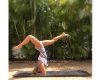Carolina Dieckmann posa de cabeça para baixo fazendo ioga