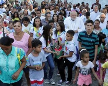 Procissão de Nossa Srª Aparecida reúne centenas de fiéis na Mangabeiras