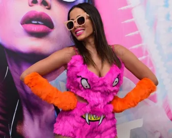 No dia das crianças, Anitta faz show para público mirim com look de pelúcia 