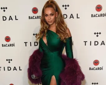 Vestido 'a vácuo' revela curvas de Beyoncé 4 meses após dar à luz gêmeos 