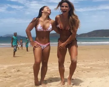 Jade Barbosa exibe  o corpo escultural em dia de praia com Flávia Lopes 