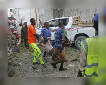 Explosão de carro-bomba deixa mortos e feridos na Somália