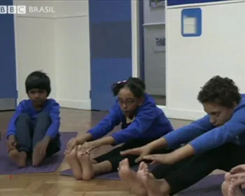 Escola britânica ensina ioga a alunos com autismo para reduzir crises de nervos