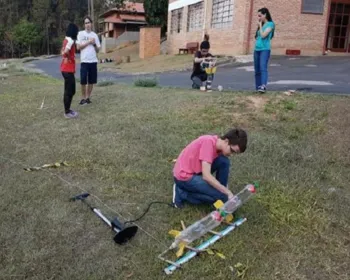 Em competição científica, jovens brasileiros constroem foguetes com garrafa PET