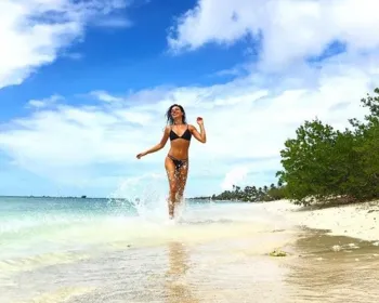 Isis Valverde se diverte em férias na praia em Aruba e exibe curvas