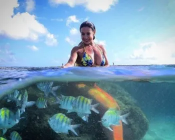 Scheila Carvalho posa vestida de sereia em meio a peixes no mar 