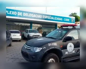 Motorista invade calçada e atropela clientes de bar na Ponta Verde
