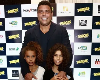 Ronaldo curte cinema com as filhas e semelhança volta a impressionar