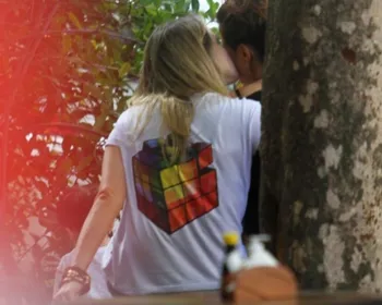 Fernanda Gentil aparece beijando namorada durante almoço no Rio de Janeiro 