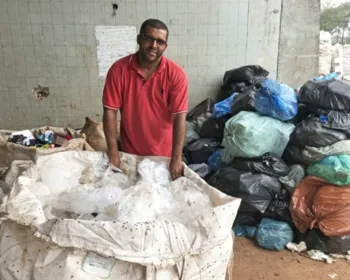 Catador encontra dinheiro venezuelano no lixo, mas não consegue trocar nota