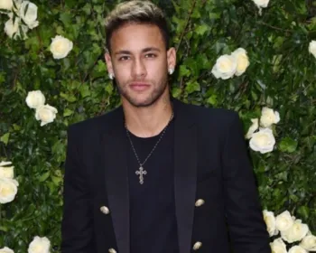 Neymar cumpre promessa a amigo e faz tatuagem: 'Um dia em Vegas deu nisso'