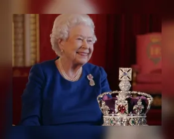 'Não dá pra olhar pra baixo': rainha Elizabeth conta como é usar a coroa 