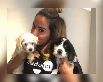 Anitta adota dois cães resgatados por Luisa Mell