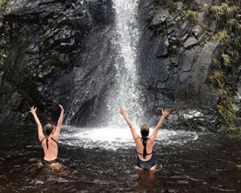 Mariana Ximenes se refresca em cachoeira com Débora Falabella