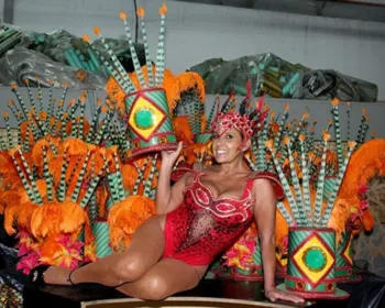 Carnaval 2018: Rita Cadillac faz ensaio sensual em barracão da Grande Rio 