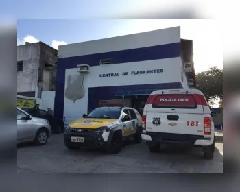 Homem armado com faca é preso após roubar ônibus na Avenida Fernandes Lima