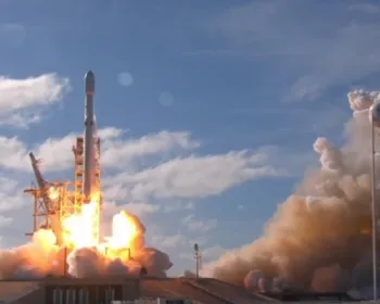 Foguete da SpaceX decola com quatro astronautas rumo à Estação Espacial 