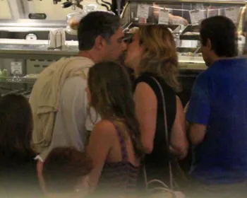 William Bonner troca beijos com a namorada em cinema no Rio de Janeiro