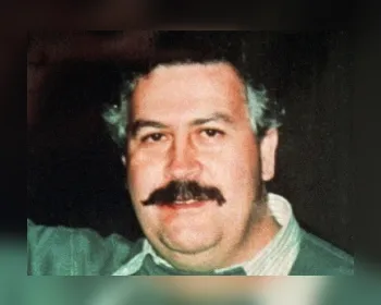 Sobrinho de Pablo Escobar encontra sacola de dinheiro em parede de apartamento