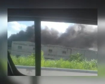Incêndio em depósito desativado assusta moradores de Murici 