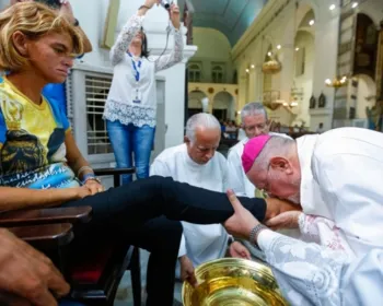 Arcebispo de Maceió lava os pés de dependentes químicos e moradores de rua