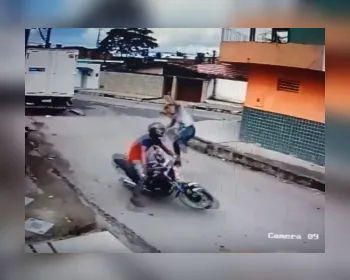 Vídeo: vítima reage a assalto, mas autores fogem com objeto do roubo