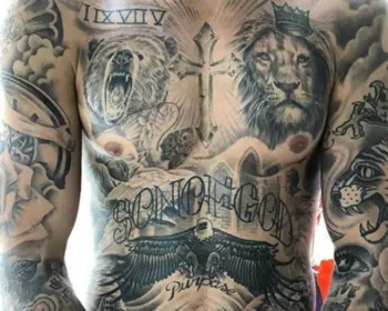 Justin Bieber mostra suas mais de 30 tatuagens em foto sem camisa  