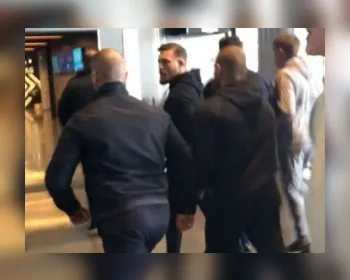 Conor McGregor invade arena atrás de Khabib, quebra ônibus e fere Chiesa
