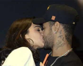 Bruna Marquezine e Neymar trocam beijos em noite de teatro
