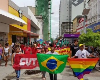 Apoiadores fazem caminhada no centro de Maceió pedindo a liberdade de Lula