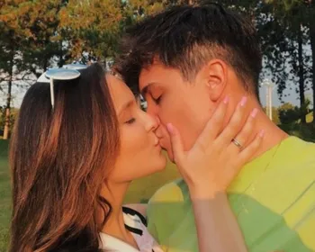 Larissa Manoela e Léo Cidade celebram Dia do Beijo no maior clima: "Te amo" 