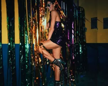 Bruna Marquezine brilha em festa disco com mini look 