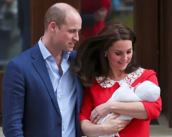 Kate e príncipe William deixam maternidade com novo bebê