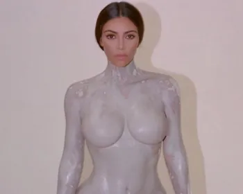 Kim Kardashian lança perfume com frasco inspirado no formato do seu corpo