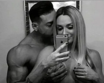 Juju Salimeni e Felipe Franco posam nus para selfie: "A gente ama" 