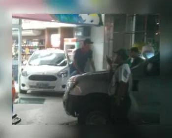 VÍDEO: Veículo invade loja de conveniência de posto de combustíveis na Serraria