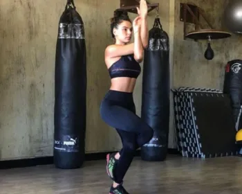Grávida, atriz Isis Valverde exibe barriga durante exercício físico  