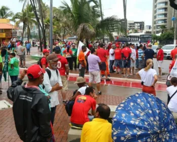 Trabalhadores se reúnem na orla de Maceió para cobrar direitos trabalhistas