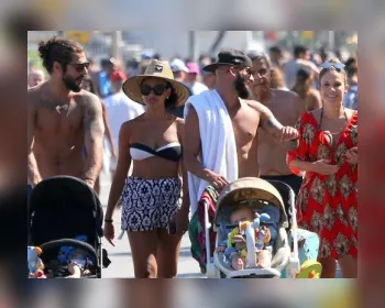Sheron Menezzes e Maíra Charken têm dia de praia juntas com seus bebês e marido