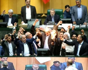 Pacto nuclear: deputados iranianos queimam bandeira dos EUA após fala de Trump