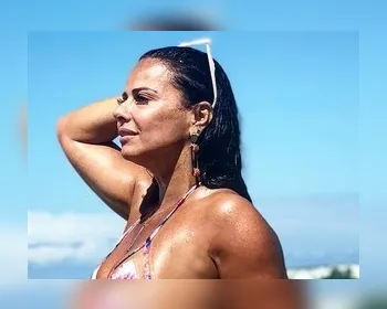 Viviane Araújo exibe corpaço na Praia de Jeribucaçu