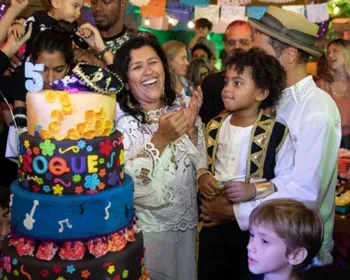 Regina Casé festeja aniversário do filho no Rio de Janeiro