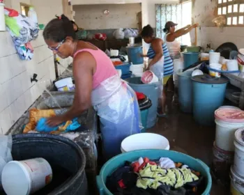 Com dificuldades, lavadeiras artesanais resistem e mantêm tradição em Maceió