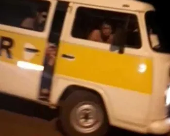 Motorista de van escolar é flagrado dirigindo pelado trasportando alunos