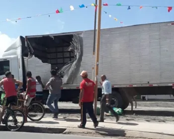 Guindaste atinge caminhão baú e ônibus e deixa feridos em Maceió